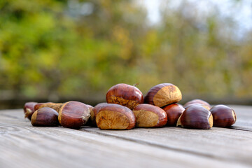 Castagne su tavolo in legno