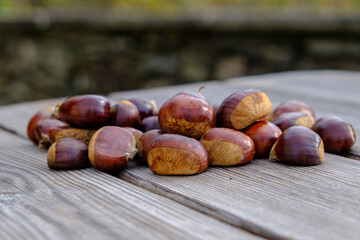 Castagne su tavolo in legno