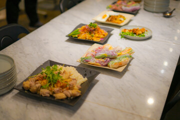 皿に盛り付けられたタイ料理