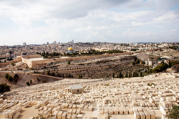 Sicht auf die alte Stadt Jerusalem und die Moschee Dome of the Rock mit ihrem prächtigen, goldenem Dach, Israel