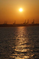 川崎工業地帯のシルエットと夕暮れ