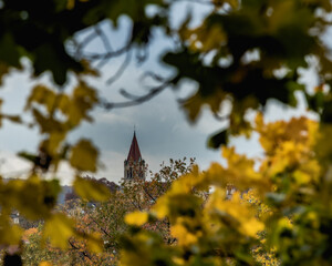 Kirchturm in der Stadt im Herbmotiv