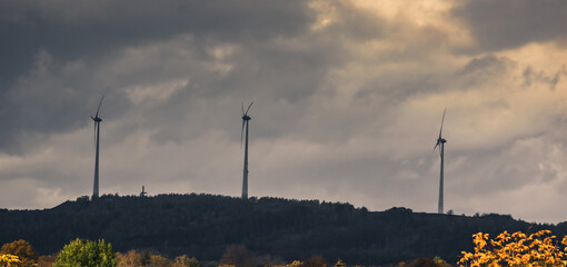 Herbstliche Landschaftaufnahme Aufnahme vom osnbr&uuml;cker Piesberg. Auf dem Berg sind Windr&auml;der zu sehen gegen den Klimawandel und f&uuml;r die Energiewende.
