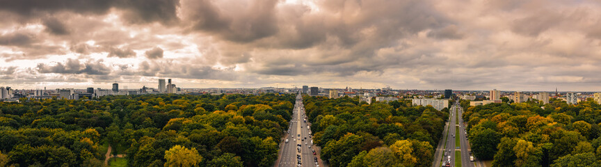 Panorama Aussicht auf die Hauptstadt von Deutschland von der Siegess&auml;ule in Berlin