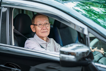 シニア男性・運転・自動車
