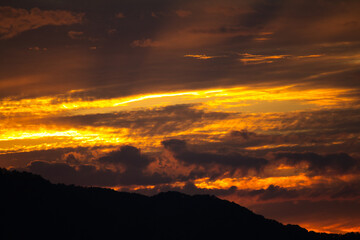 山形県上山市|美しい光が差す夕日