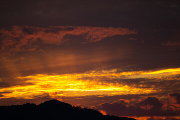山形県上山市|美しい光が差す夕日
