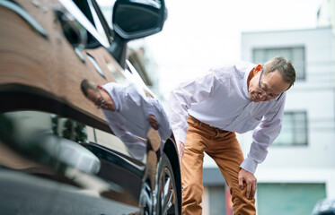シニア男性・自動車