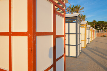 Históricas casetas de baño , son vestuarios de playa centenarios,  de S'agaró en el Paseo de Ronda de la playa de Sant Pol en Sant Feliu de Guíxols.