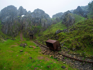Vagoneta minera volcada en una vieja via de una mina abandonada en los Picos de Europa, Asturias