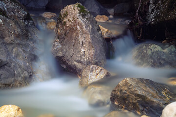 Obraz premium clear water in the river with rocks