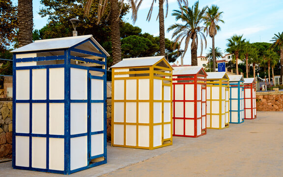 Hist&oacute;ricas casetas de ba&ntilde;o , son vestuarios de playa centenarios,  de S'agar&oacute; en el Paseo de Ronda de la playa de Sant Pol en Sant Feliu de Gu&iacute;xols.