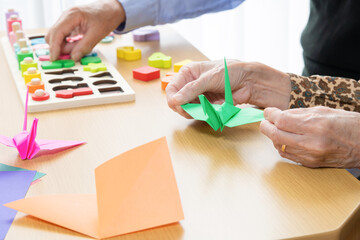 作業療法でリハビリする老人