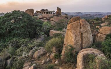 Fototapeta na wymiar the temple complex of Rama on Mount Malevanta in Hampi and the meeting place for dawn