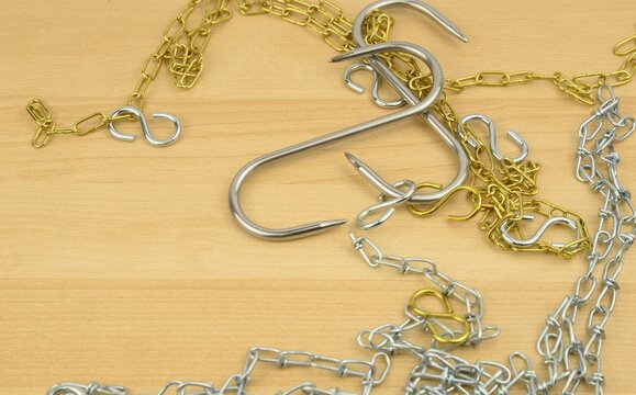 Lavoro manuale , artigianato, materiali di vario tipo catene e ganci metallici argentate o dorate