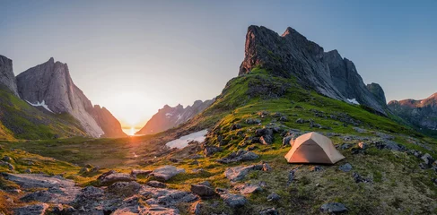 Wildcampen auf den Lofoten. Campingzelt zwischen Bergen. Sonnenuntergang über dem Campingplatz hinter dem Polarkreis. Panorama der perfekten Landschaft während der Mitternachtssonne © Jiri