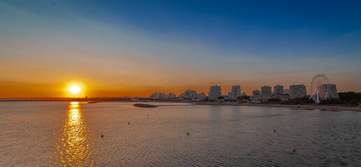 Coucher de soleil sur La Grande Motte, Hérault, France.	