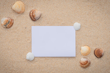 Arrière-plan grains de sable de mer, sable fin de plage avec enveloppe et galets. Emplacement pour texte sur papier.	