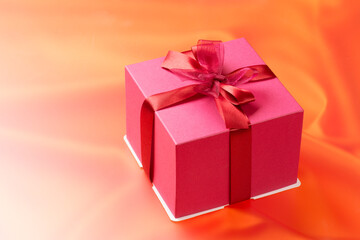 Obraz premium 赤いリボンの贈り物