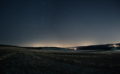 Paysage de Campagne lors d'une nuit Sombre avant Heure Bleue Avec Un Ciel étoilé en Été
