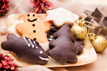 Gingerbread man and gingerbread cookie on bokeh background. Christmas banner.