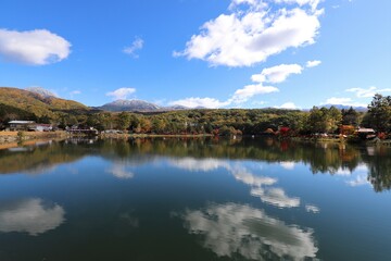 Fototapeta na wymiar 蓼科湖　紅葉と雪景色