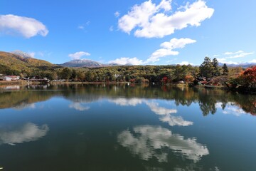 Fototapeta na wymiar 蓼科湖　紅葉と雪景色