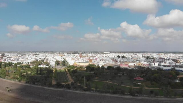 video del pueblo Los Palacios, Sevilla , con nubes y en pleno d&iacute;a