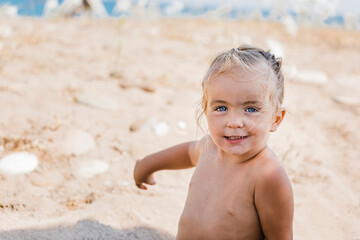 Fototapeta na wymiar Toddler girl portrait on beach