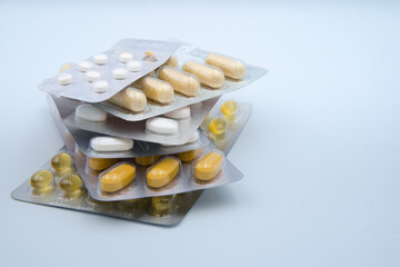 Wiele różnych tabletek i leków.