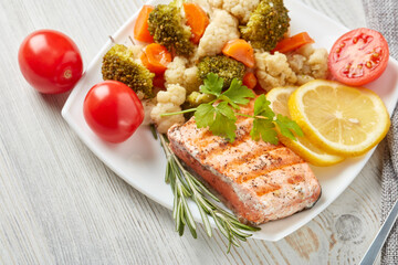 Fototapeta na wymiar Grilled salmon with vegetables
