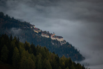 Burg Strechau über dem Nebel