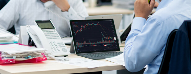 証券会社　オフィス風景