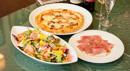 ピザ、プロシュート、サラダ　イタリア料理