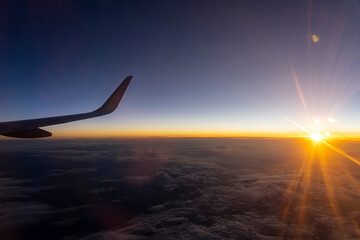 Über den Wolken: grandioser Sonnenuntergang im Flugzeug