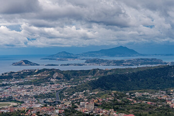 Blick &uuml;ber die Stadt Neapel auf die Insel Ischia, Kampanien, Italien 