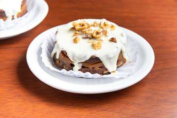 alfajor relleno cubierto de chocolate