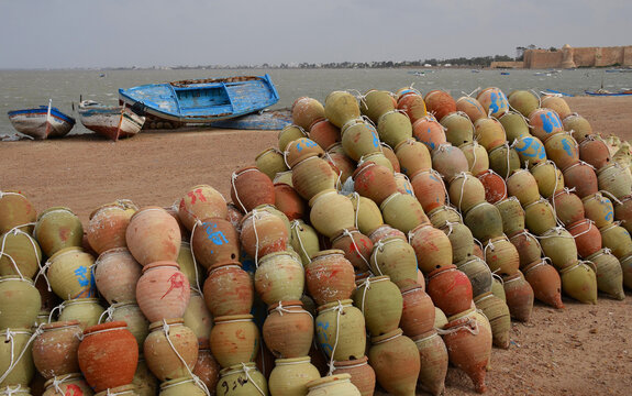 Anforas de barro para pescar pulpos en el puerto de Djerba,  Tunez