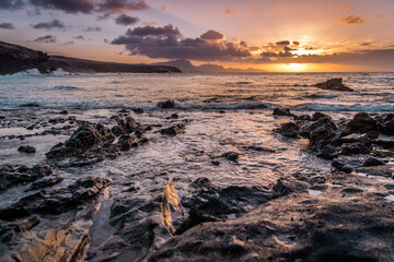 Obraz premium Waves and sunset at the coastline of Fuerteventura
