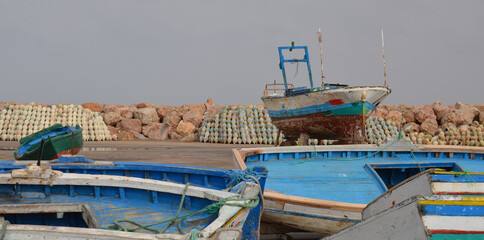 Fototapeta na wymiar Anforas de barro para pescar pulpos en el puerto de Djerba, Tunez