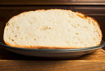 Rebanadas de pan sobre una tabla de madera