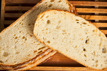 Rebanadas de pan sobre una tabla de madera