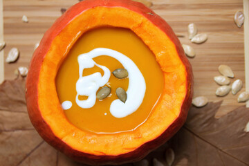 Zupa krem z dyni wypełniająca wnętrze dyni © Monika