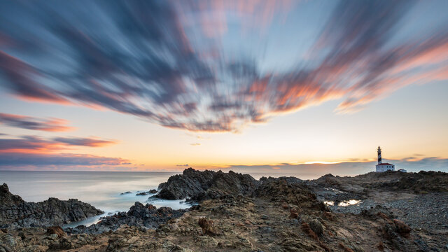 Amanecer en el Faro de Favaritx en el cam&iacute; de Cavalls en Menorca 