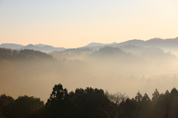 朝靄の山並み
