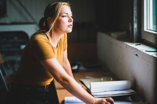 Dokumentation und Buchf&uuml;hrung in der Landwirtschaft, junge Landwirtin im Stallb&uuml;ro - Symbolfoto.