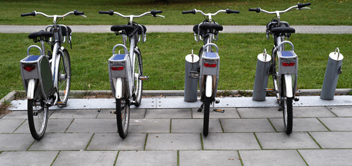 cztery miejskie rowery do wypożyczenia  - obrazy, fototapety, plakaty