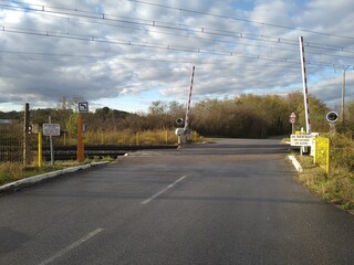 Passage à niveau au croisement d'une route et d'une ligne de chemin de fer, ville de Saint Pierre de Chandieu, département du Rhône, France