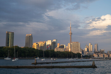 Obraz premium Toronto City Skyline at sunset from Trillium Park in Ontario Canada