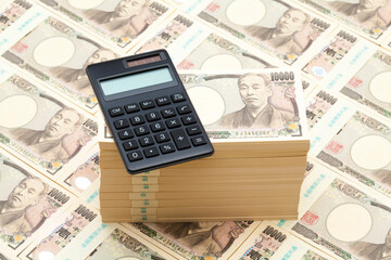 電卓と札束